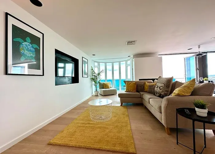 Stunning Panoramic Sea View Beach Location - Sleeps Up To 4 People - Free Parking - The Best Beach! - Great Location - Fast Wifi - Smart Tv - Sleeps Up To 4! Close To & Poole Town Centre & Sandbanks