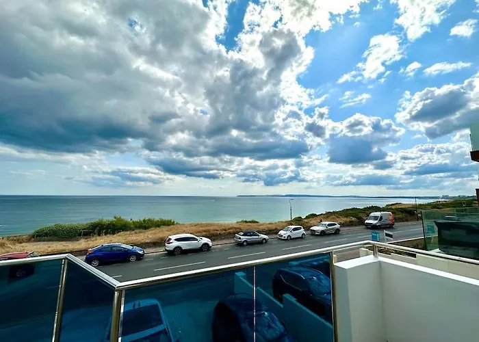 Stunning Panoramic Sea View Beach Location - Sleeps Up To 4 People - Free Parking - The Best Beach! - Great Location - Fast Wifi - Smart Tv - Sleeps Up To 4! Close To & Poole Town Centre & Sandbanks