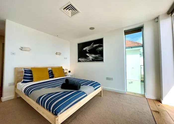 Stunning Panoramic Sea View Beach Location - Sleeps Up To 4 People - Free Parking - The Best Beach! - Great Location - Fast Wifi - Smart Tv - Sleeps Up To 4! Close To & Poole Town Centre & Sandbanks