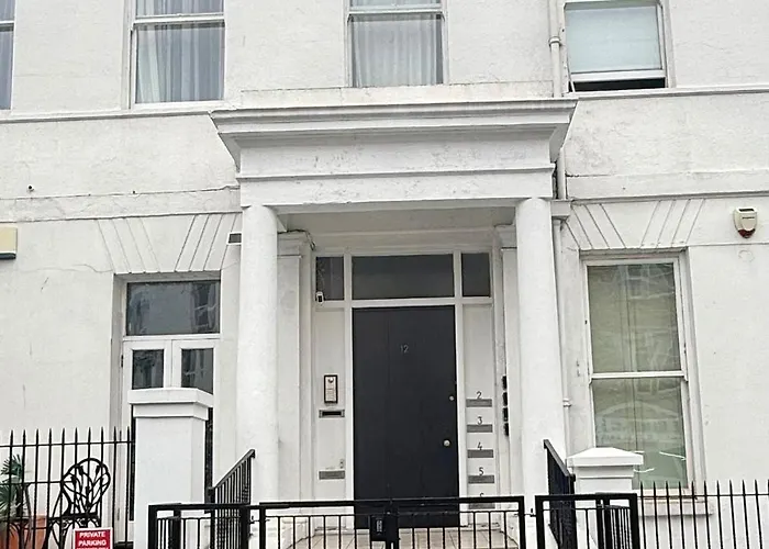 Light & Airy 1-Bed, Town Centre, Near Beach